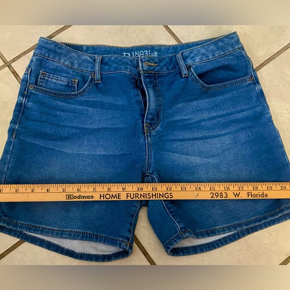 Woman’s R1893 Roebuck & co MIDI Jean Shorts - Picture 4 of 5